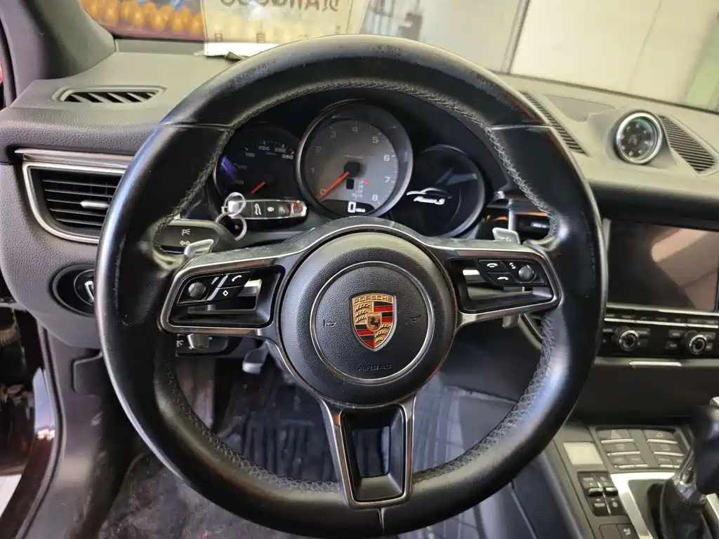 Porsche Macan — миниатюра 3
