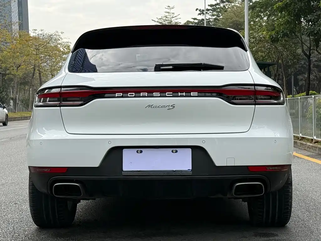 PORSCHE MACAN