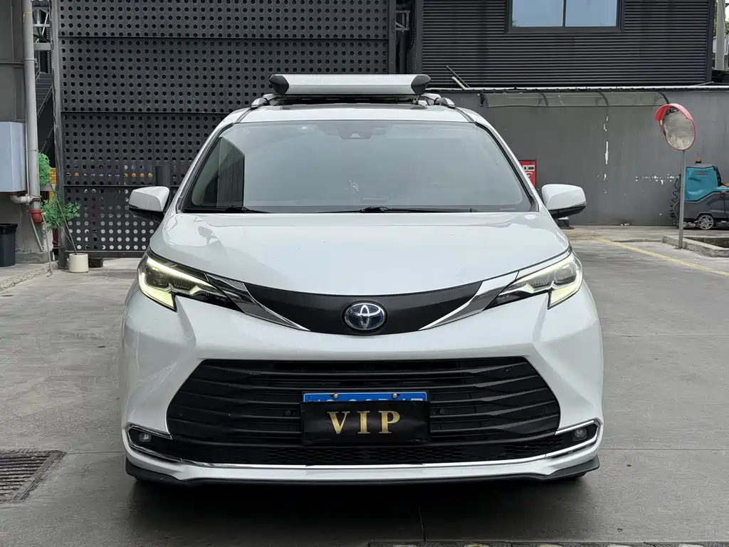 Toyota Sienna — миниатюра 2