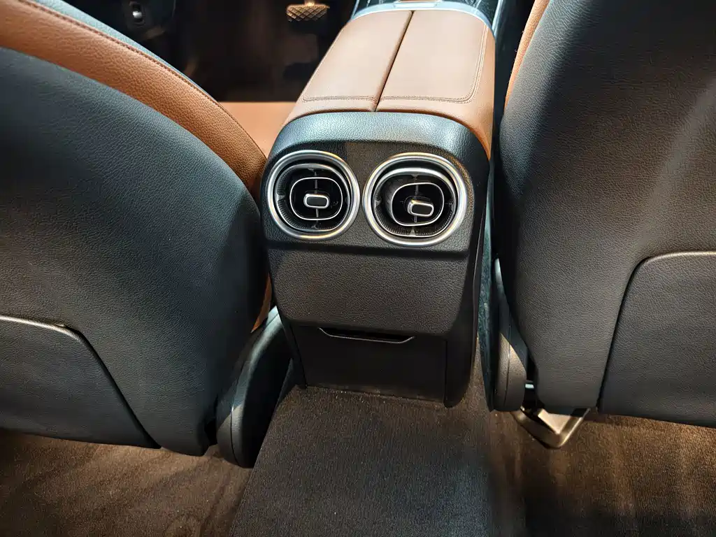 Mercedes-Benz C-Class — миниатюра 6