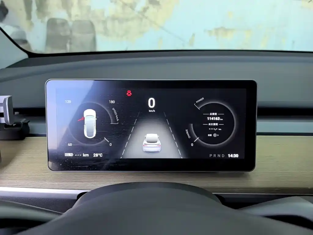Tesla Model Y — миниатюра 12