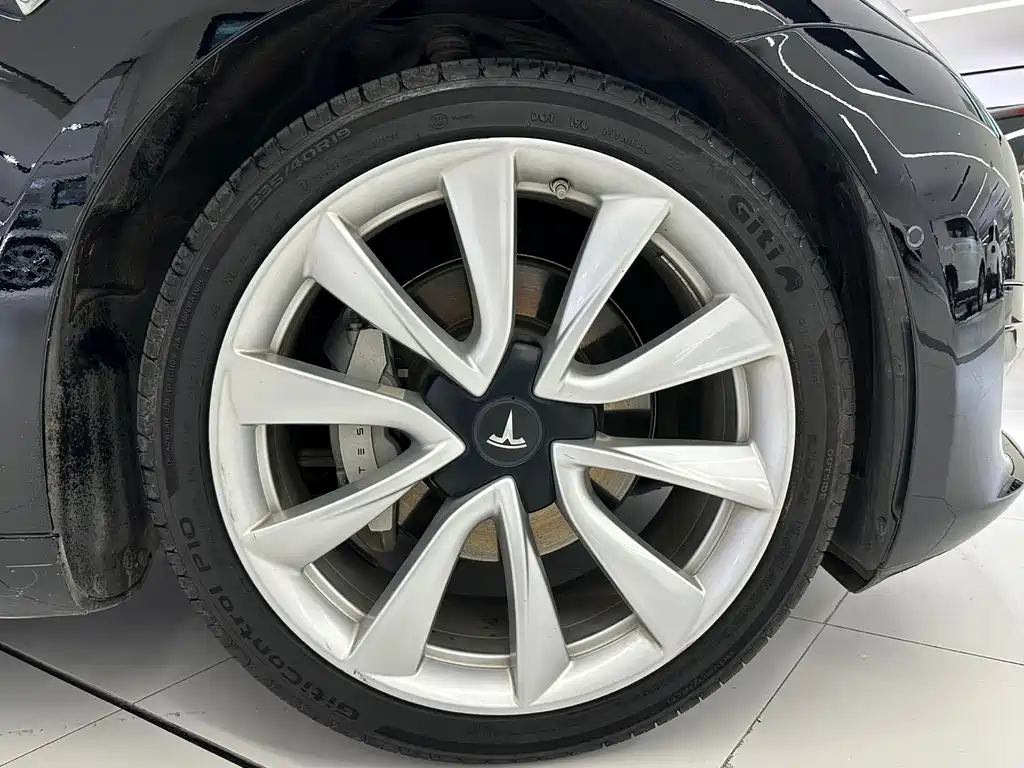 Tesla Model 3 — миниатюра 8