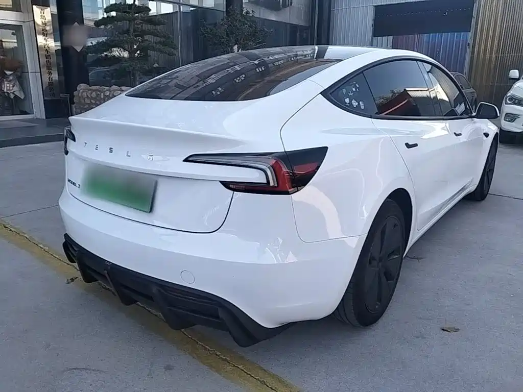 Tesla Model 3 — миниатюра 7