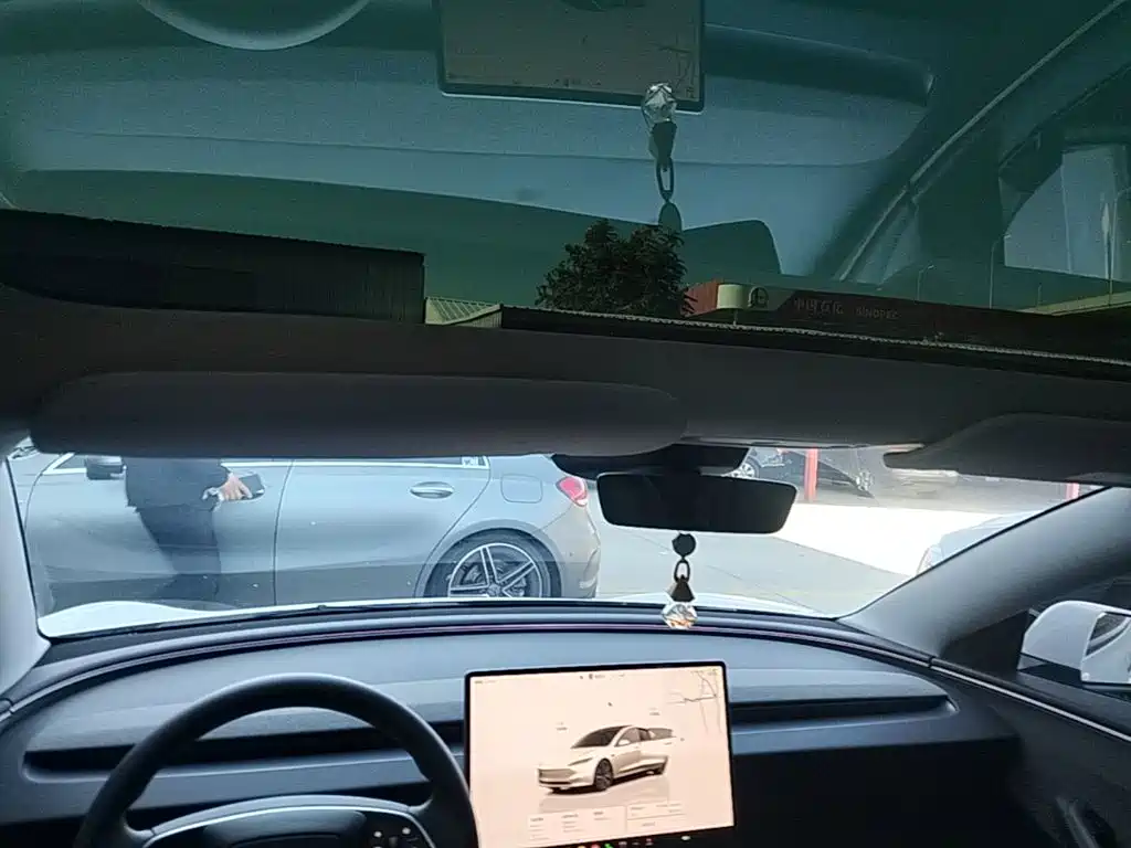Tesla Model 3 — миниатюра 18