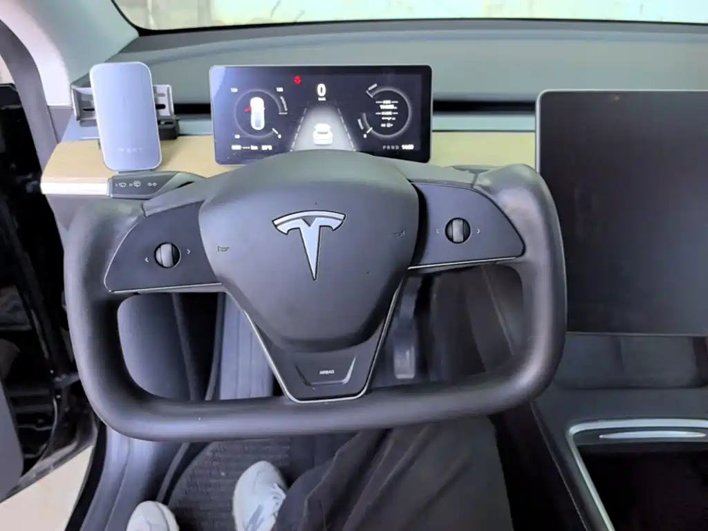Tesla Model Y — миниатюра 11