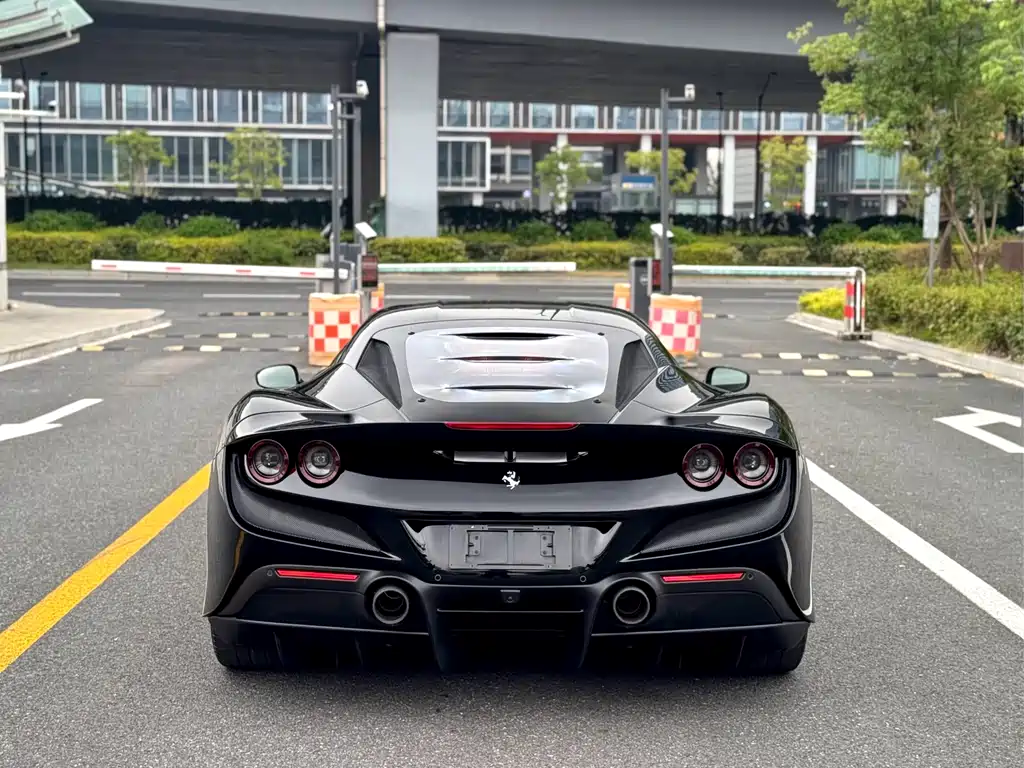 FERRARI F8