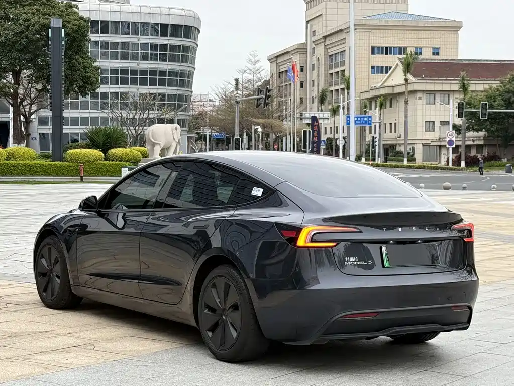 TESLA MODEL 3