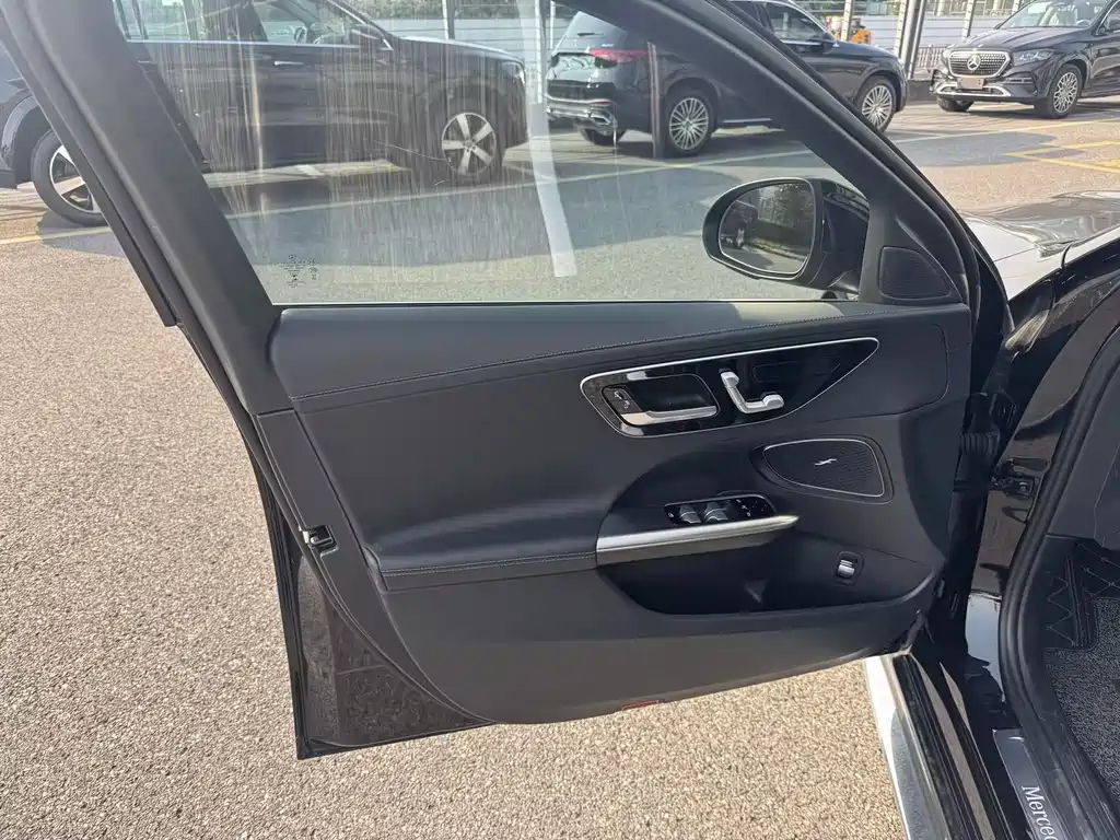 Mercedes-Benz C-Class — миниатюра 6
