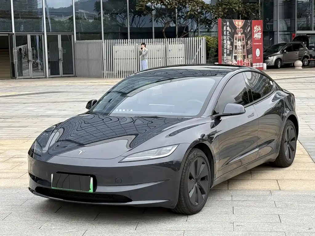 TESLA MODEL 3