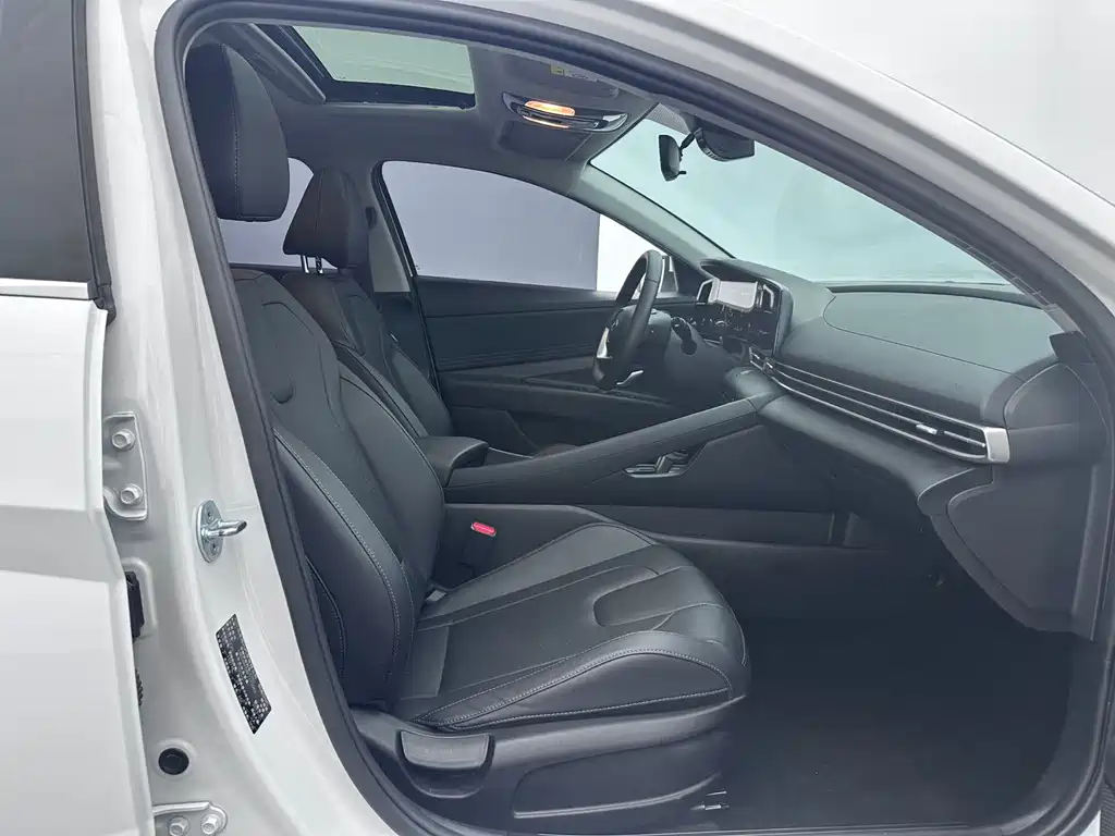 Hyundai Elantra — миниатюра 12