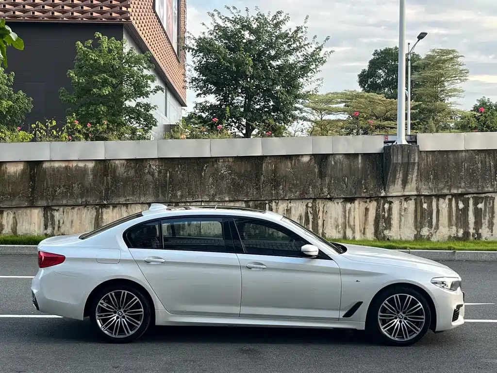 BMW 5 Series — миниатюра 8