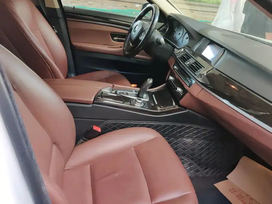 BMW 5 Series — миниатюра 8