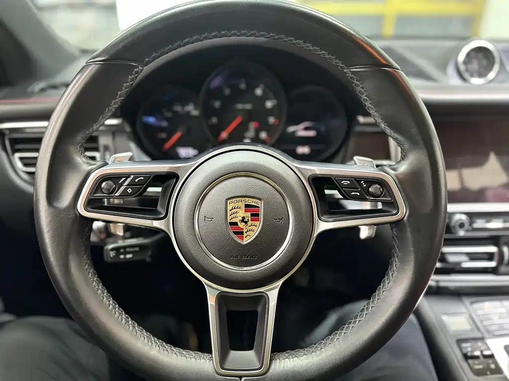 PORSCHE MACAN