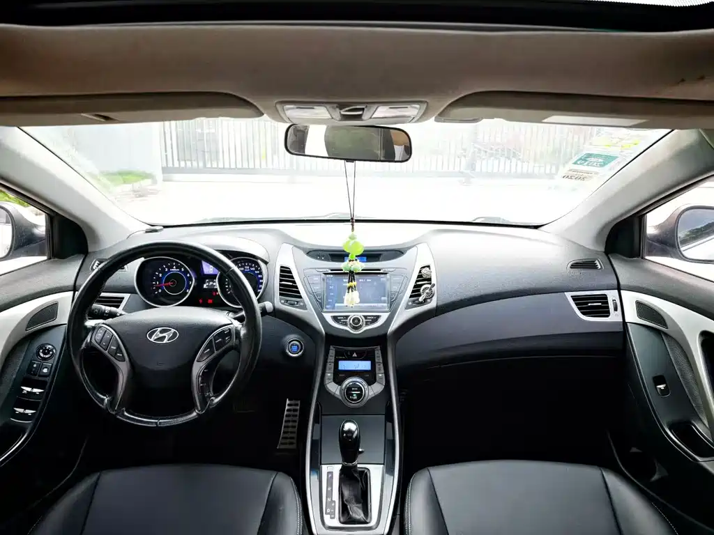Hyundai Elantra 2012 1.6L AT Luxury