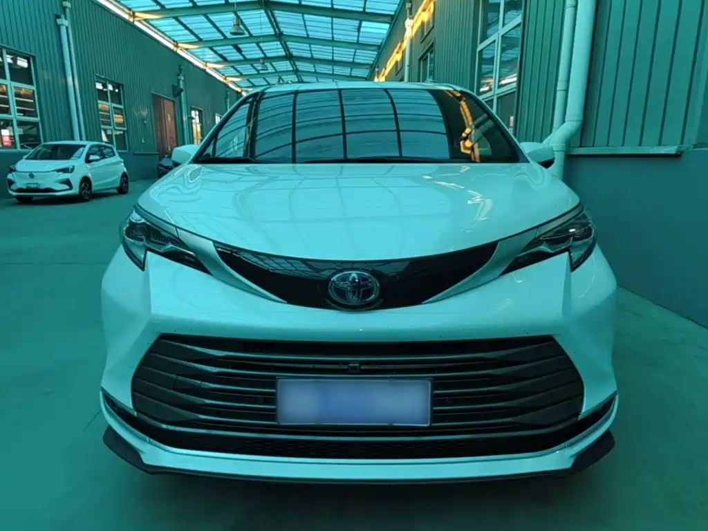 Toyota Sienna — миниатюра 3