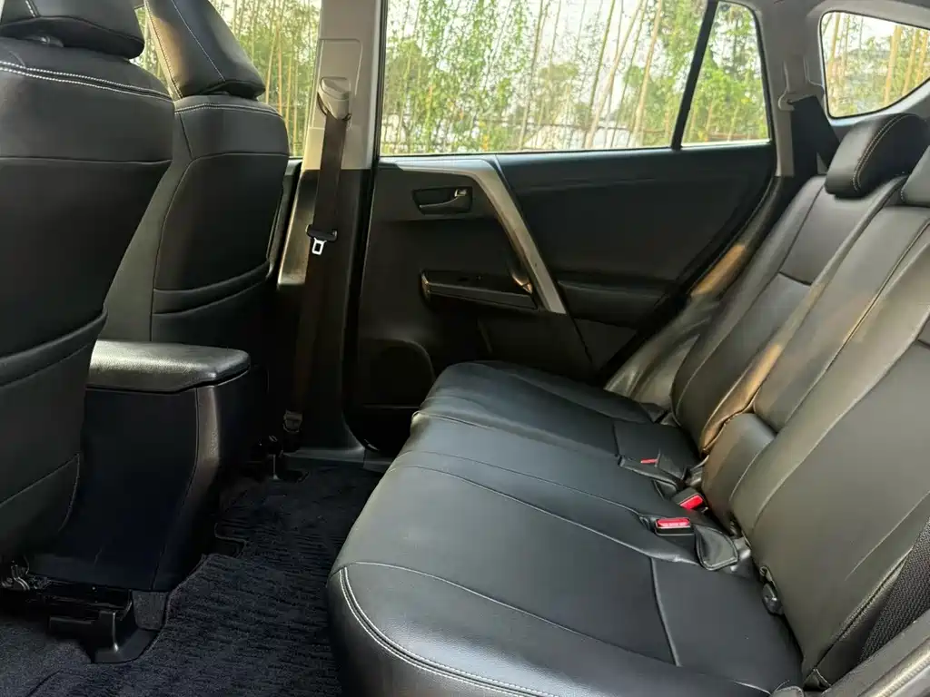 Toyota RAV4 — миниатюра 6