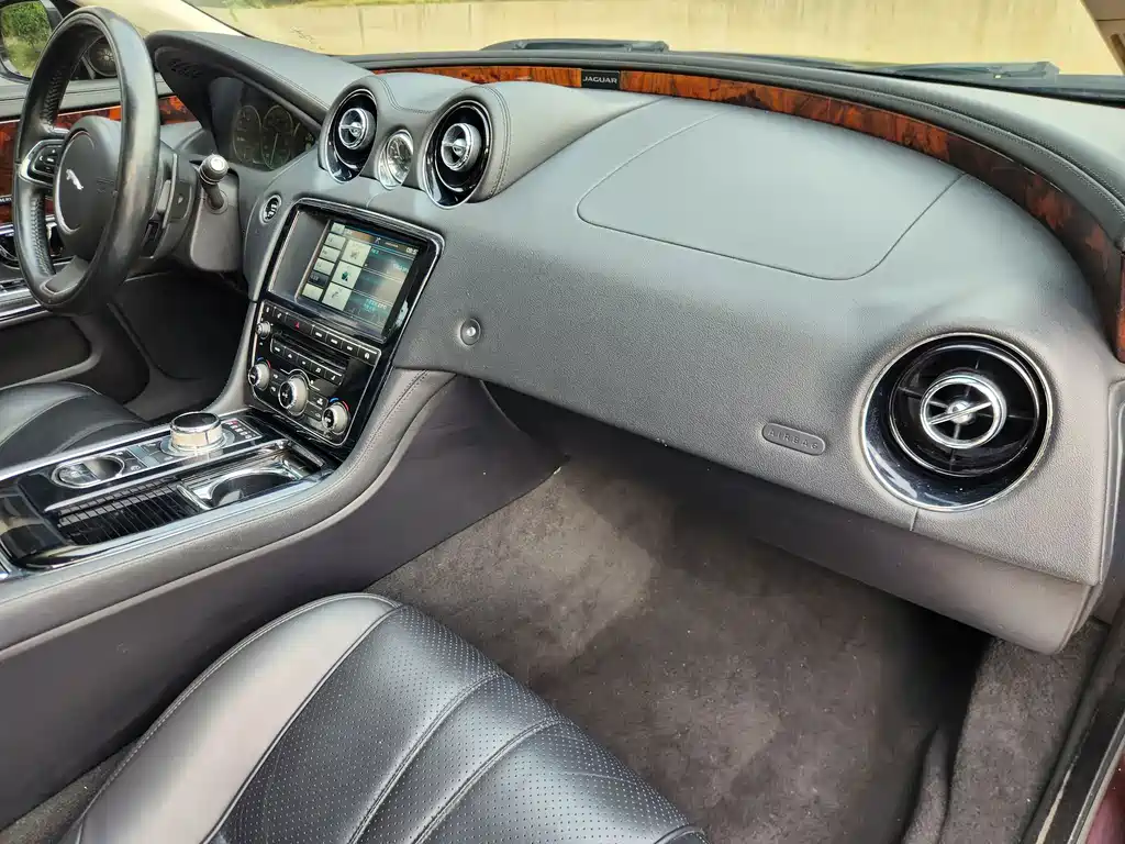 Jaguar XJ — миниатюра 11