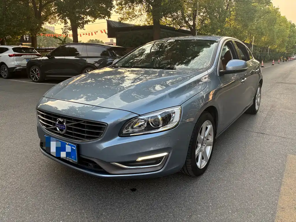 Купить Volvo S60