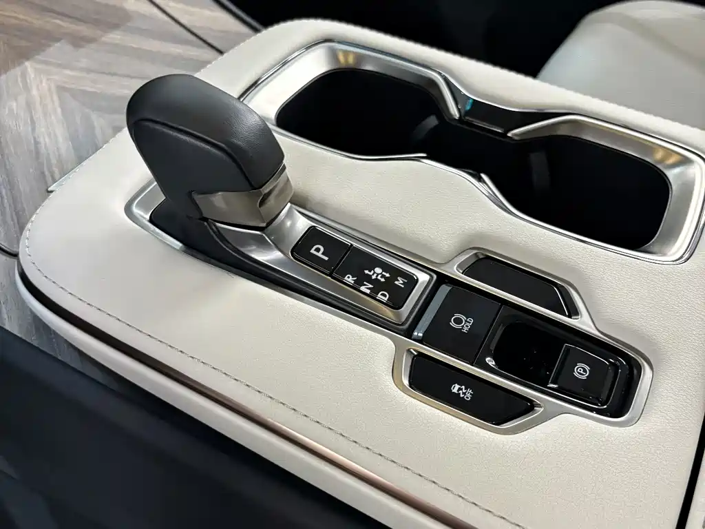Lexus LM — миниатюра 17