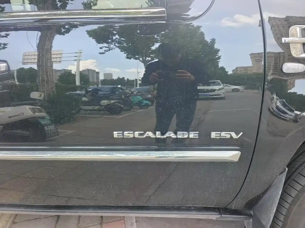 Cadillac Escalade — миниатюра 6