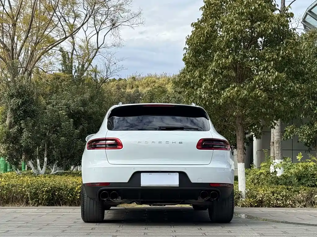 PORSCHE MACAN