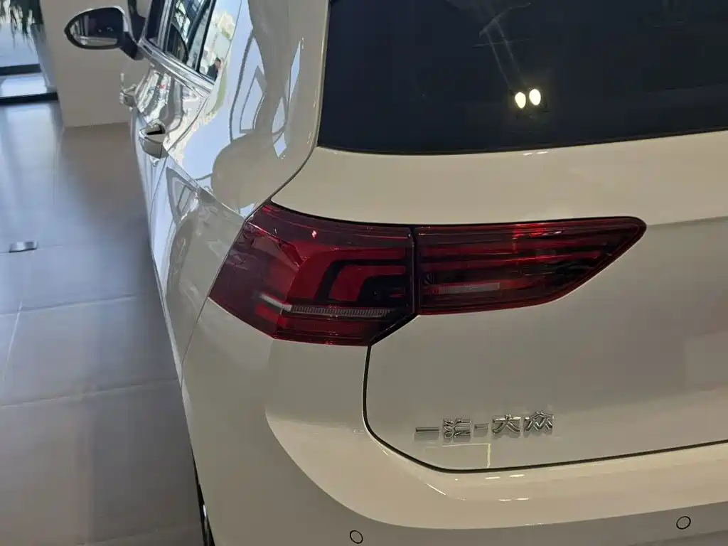 Volkswagen Golf 2026 300TSI Pro