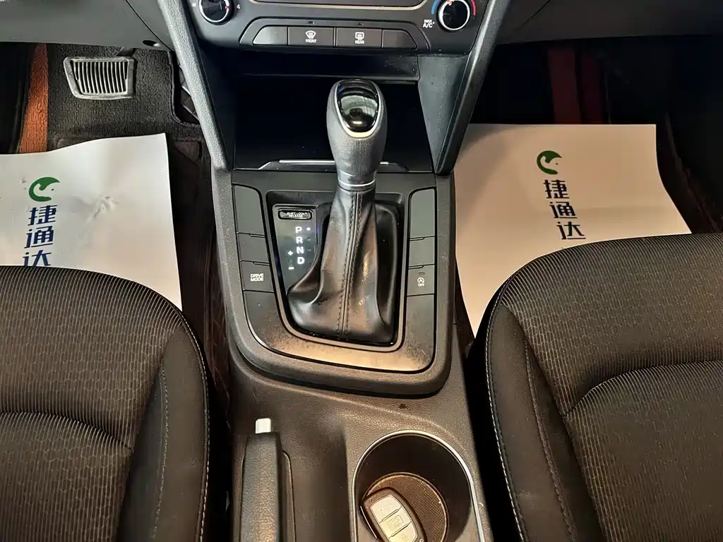 Hyundai Elantra — миниатюра 13