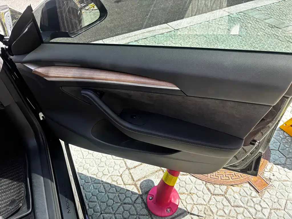 Tesla Model 3 — миниатюра 13