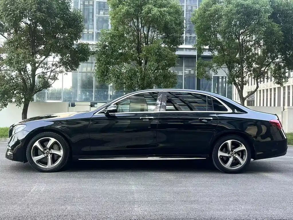 Mercedes-Benz E-Class — миниатюра 7