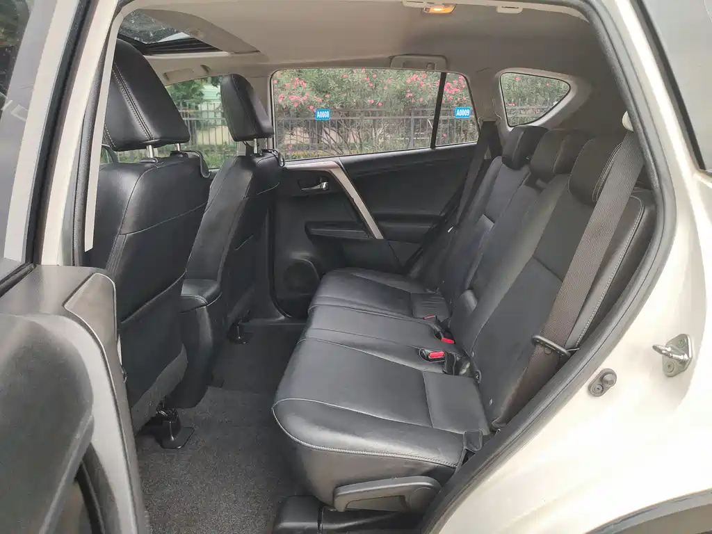 Toyota RAV4 — миниатюра 9