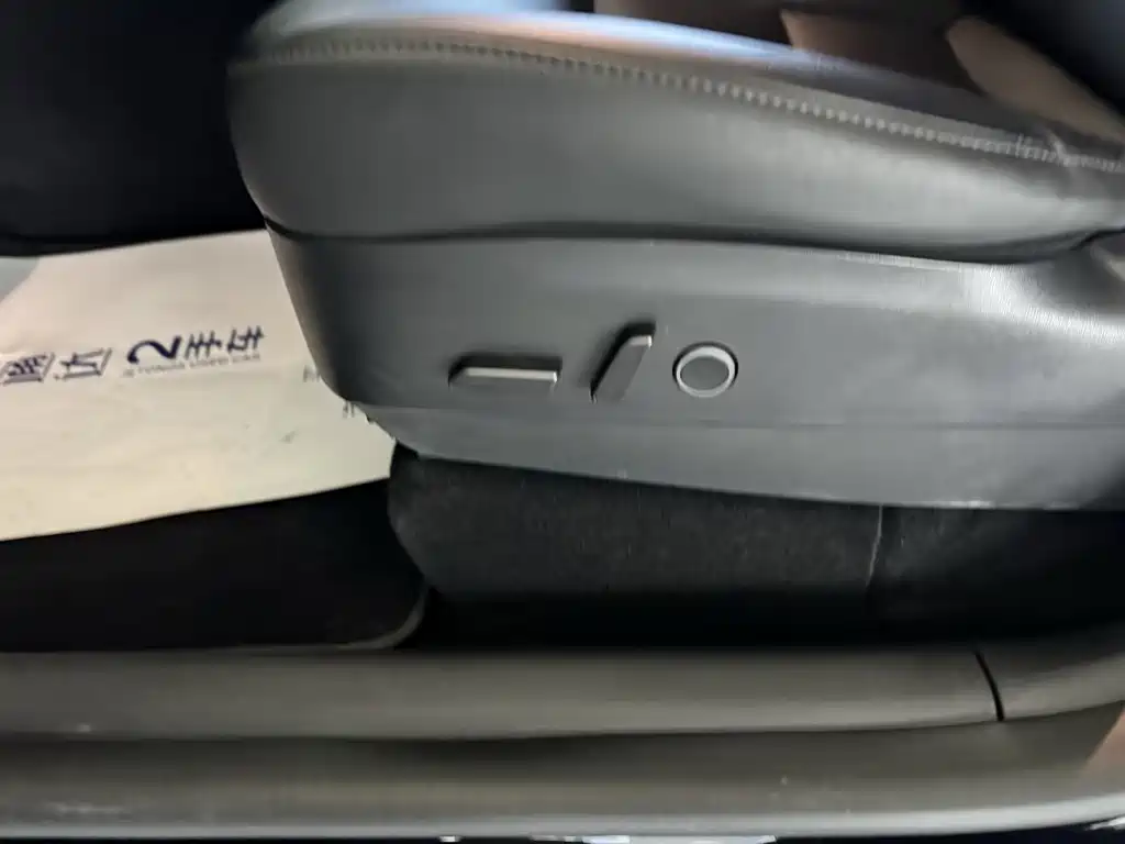 Tesla Model Y — миниатюра 16