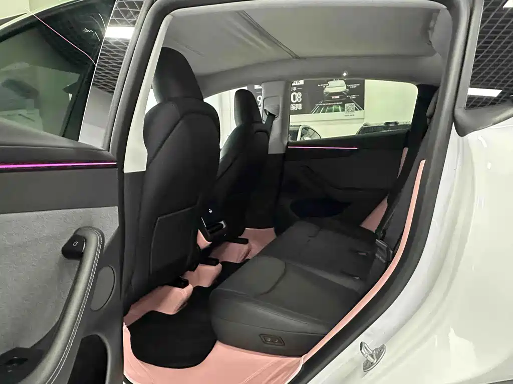 Tesla Model Y — миниатюра 10