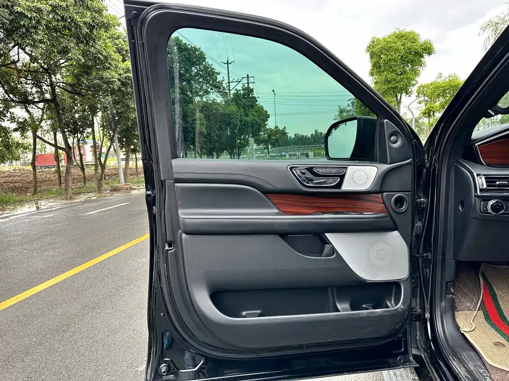 Lincoln Navigator — миниатюра 3