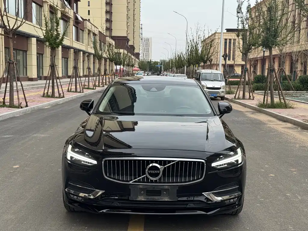VOLVO  S90