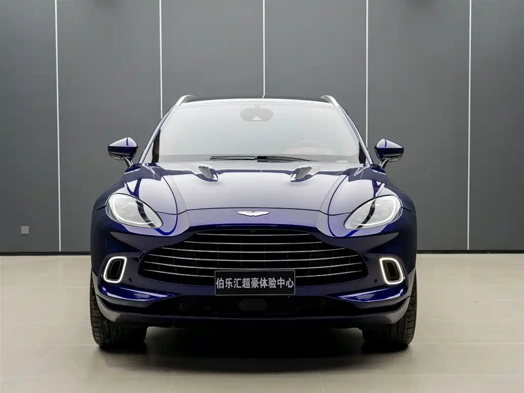 ASTON MARTIN DBX