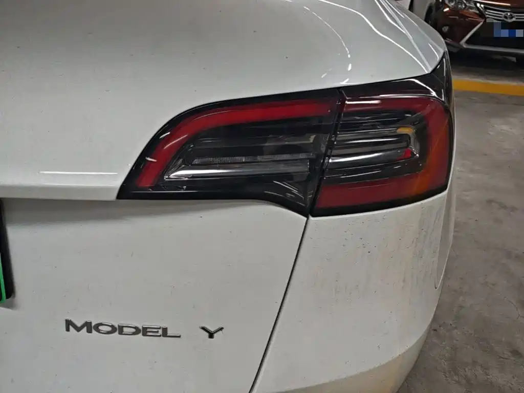 Tesla Model Y — миниатюра 8