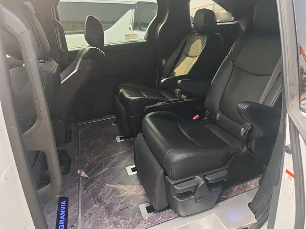 Toyota Granvia — миниатюра 17