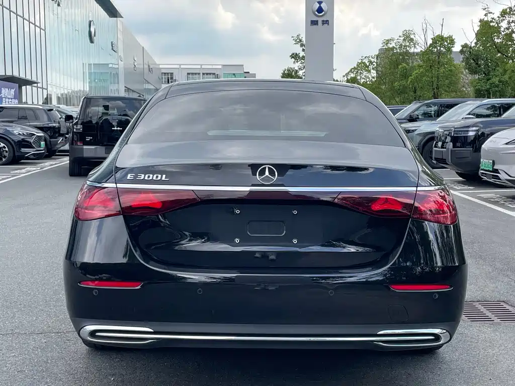 Mercedes-Benz E-Class — миниатюра 16