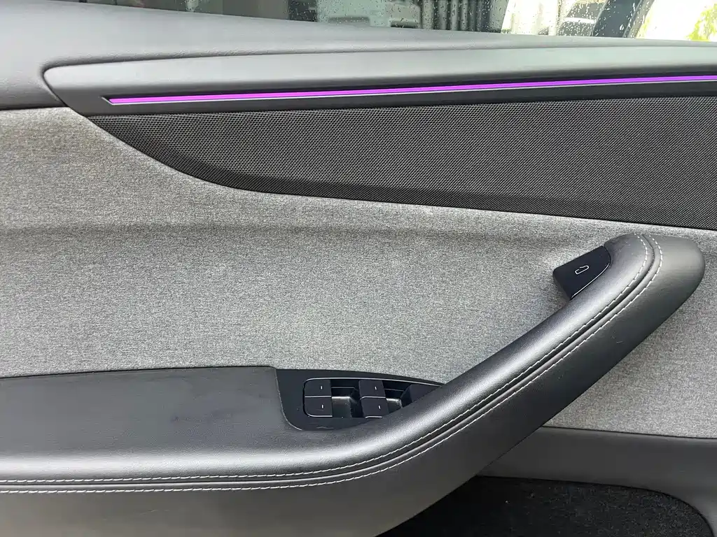 Tesla Model Y — миниатюра 10