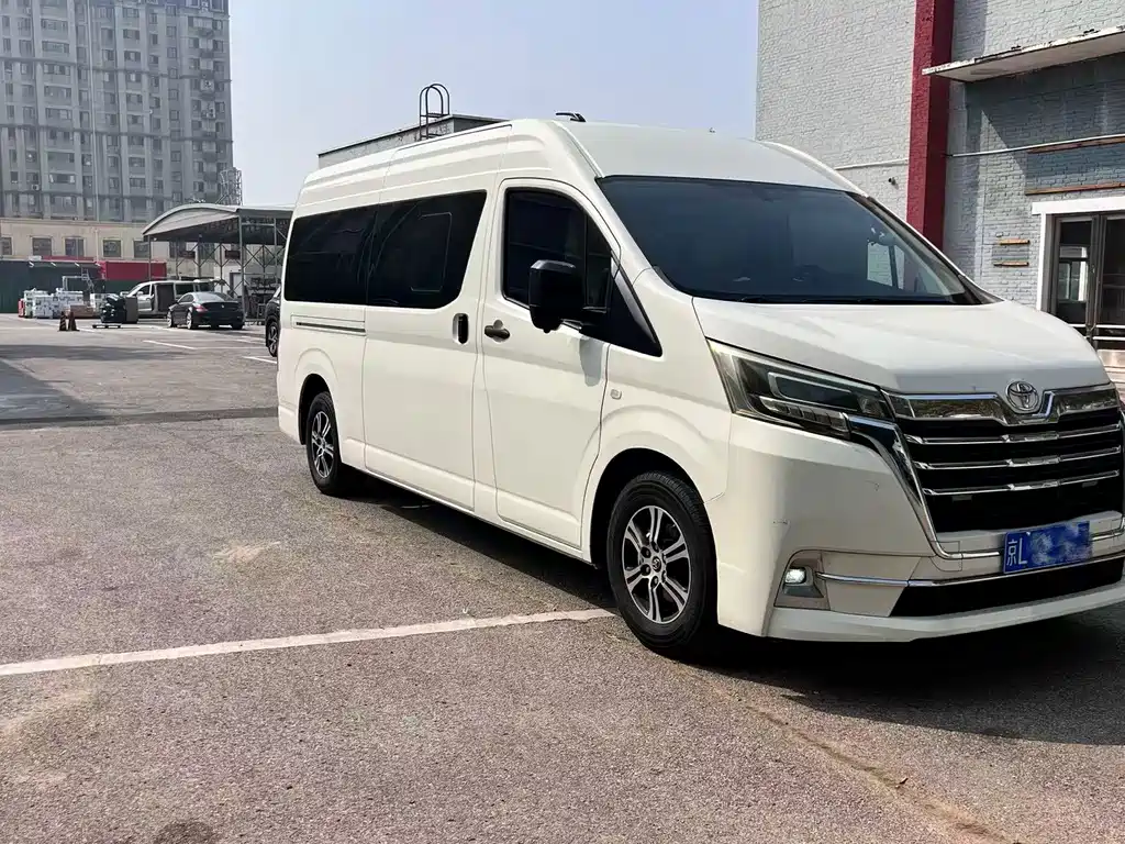 Toyota HiAce 2024 3.5L AT