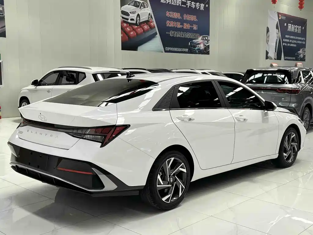 Hyundai Elantra 2023 1.5L CVT LUX Luxury
