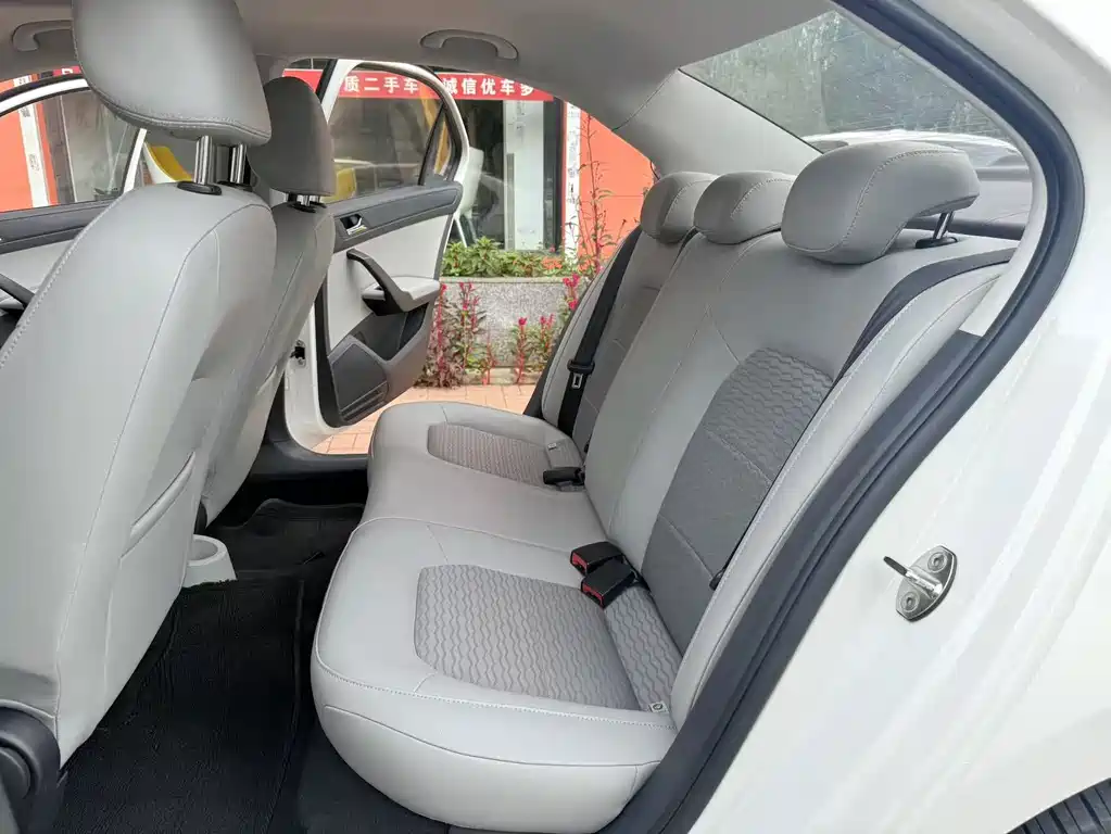 Skoda Rapid 1.6L Auto Innovation Edition, фото 5