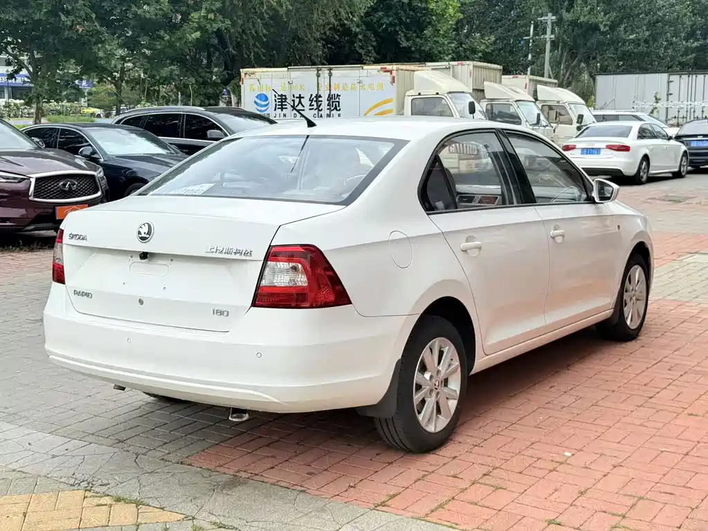Skoda Rapid 1.6L Auto Innovation Edition, фото 12