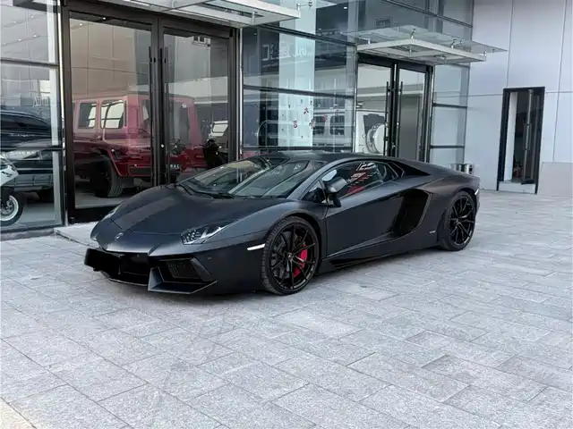 LAMBORGHINI AVENTADOR