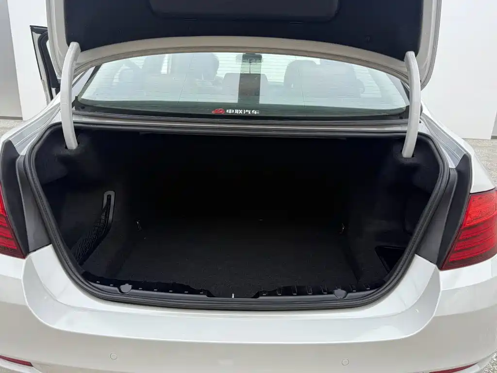 BMW 5 Series — миниатюра 6