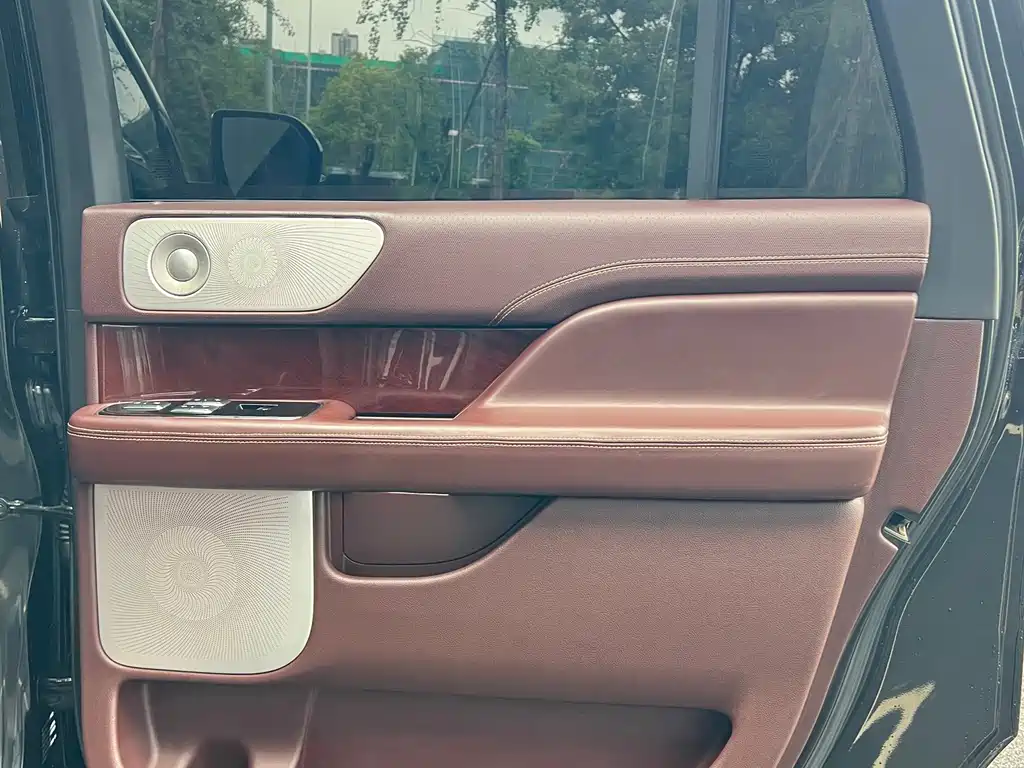 Lincoln Navigator — миниатюра 9
