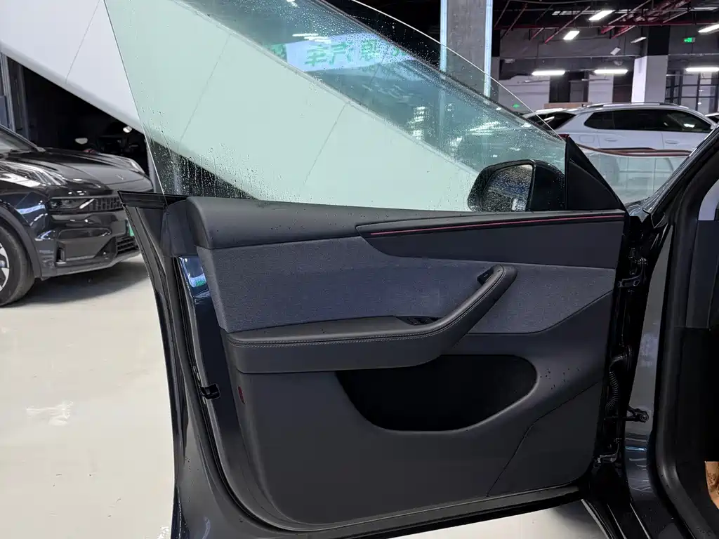 Tesla Model Y — миниатюра 8
