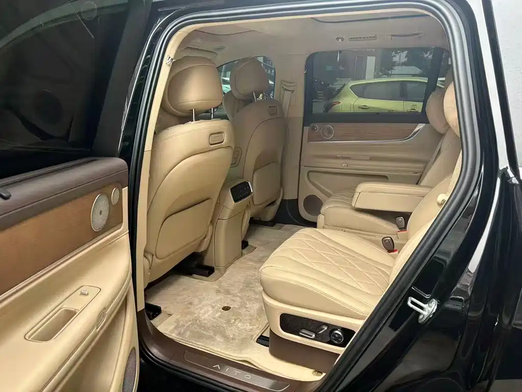 AITO ASK THE WORLD M9