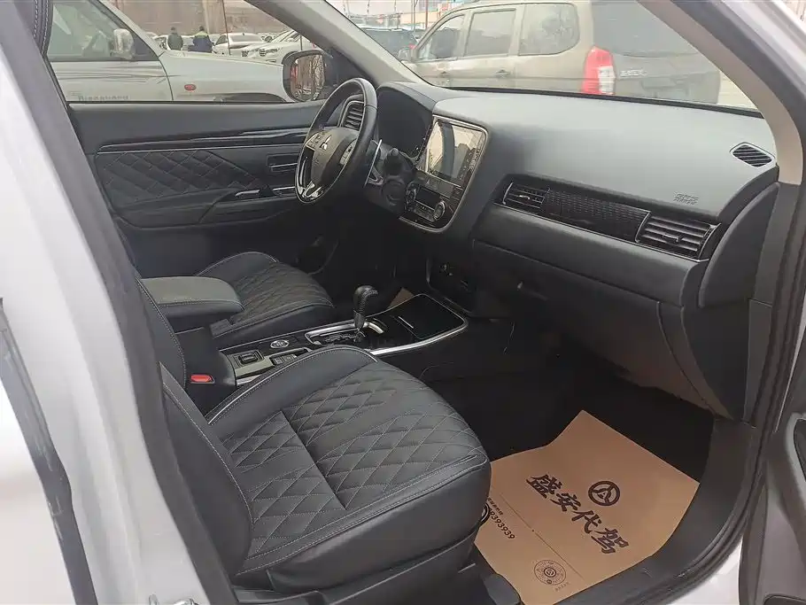 MITSUBISHI OUTLANDER