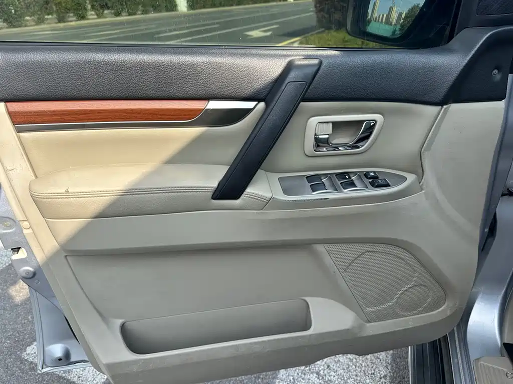 Mitsubishi Pajero (Import) — миниатюра 14